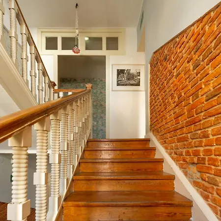 بيت شباب Alamar House